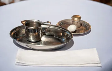 Wykonujemy zdjęcia z chrztu w studio, w plenerze jak również pełny reportaż począwszy od przygotowań dziecka a kończąc na torcie na przyjęciu.